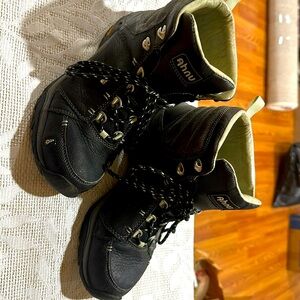 Women’s Waterproof Hiking Boots